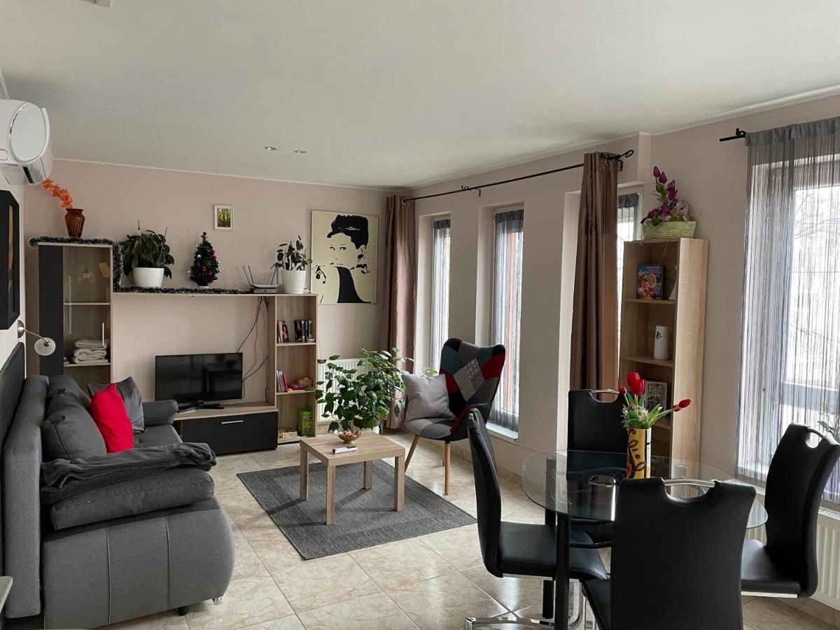 Nyil Apartman Wellnes เดเบรตเซน ภายนอก รูปภาพ